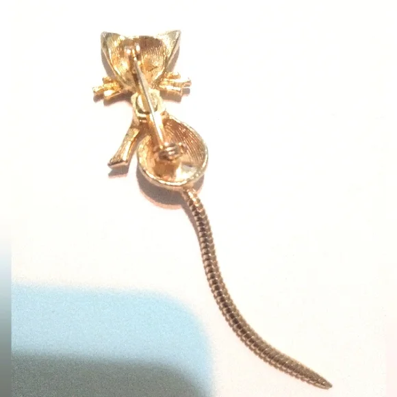Vintage Cat Pin with moving Tail Green Rhinestone Eyes 1960's Gold Tone - Picture 3 of 3